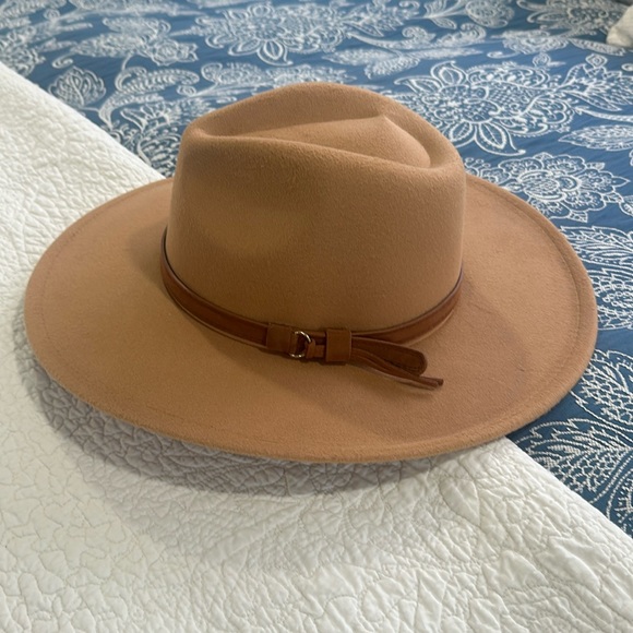 BRAND NEW WITHOUT TAGS WOMEN'S TAN HAT - Picture 3 of 5